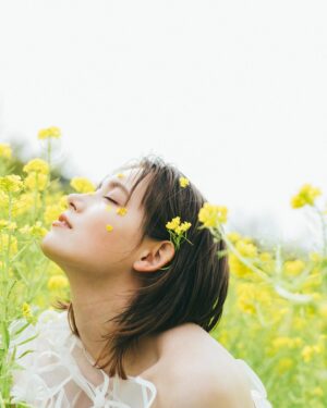Naomi Trauden Instagram - 明日はいよいよ、私のCanCam卒業号の発売日です🌼

幸せな11年間の思い出がたくさん詰まった内容になっています！仲間たちと作り上げてきた写真たちは全部宝物。
卒業ページでも編集部のみんなの愛をたくさん感じて、卒業はやまったかなぁ、と思ったり。でも、みんなにトラはcancamのOGなんだよ！って誇ってもらえるように、これからもたくさんたくさん頑張ります！そうやってみんなに恩返ししていけたらいいなぁ。

想いの詰まった6月号、皆様ぜひ、買ってね
