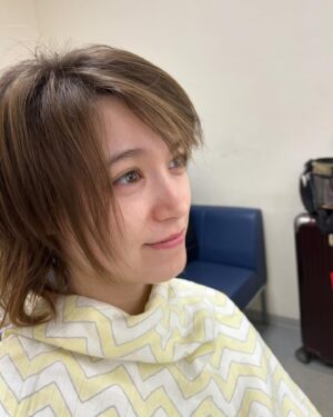 Naomi Trauden Instagram - 眠そうすぎる、朝のわたしです。笑
眠そうな時の方がドイツ人感出るねって言われる

起きたまま出かけられるのは、ヘアメイクさん達のおかげ、本当に日々感謝！！笑