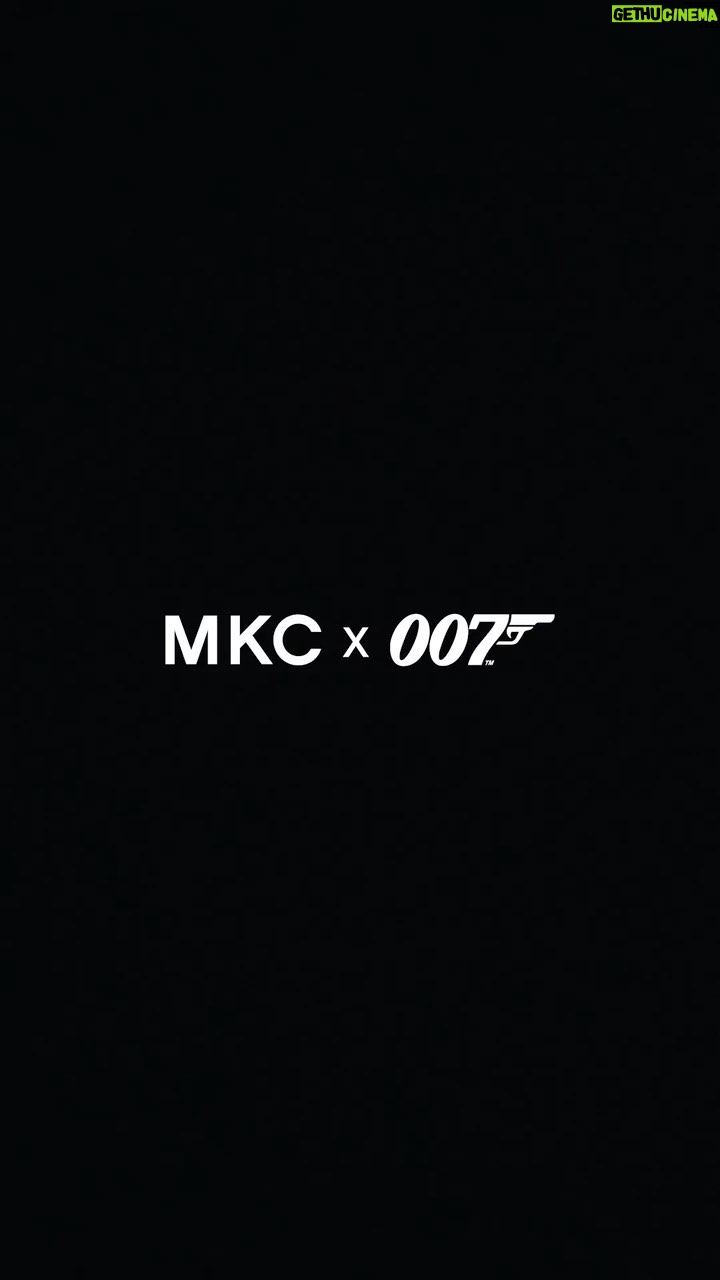 Naomie Harris Instagram - A thrilling delivery ride through the streets of Milan, a top-secret message and a mysterious package – it’s up to Moneypenny to decode the message and discover what’s inside the box #MKCx007 @Michaelkors @007 @brandodesica Hair: @peterluxhair Makeup: @kennethsohmakeup