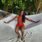 Naomie Harris Instagram - A heartfelt thank you to each and every member of staff at @huvafenfushi_maldives with an extra special thank you to the manager Noel. You all went above and beyond to make my stay, and that of my family so incredibly special. The level of consideration and care you put into every aspect of our stay was unparalleled, and all the extra special touches like Santa making an appearance on his jet ski, and then showing up during our under water spa experience, were just magical. Staying at @huvafenfushi_maldives was literally a once in a lifetime experience and I’ve never experienced service with more attention and kindness in my life. Thank you from the bottom of my heart, and thank you @beyondtalentglobal and @rove_pr for organising our stay! Sending you all so much love ❤️