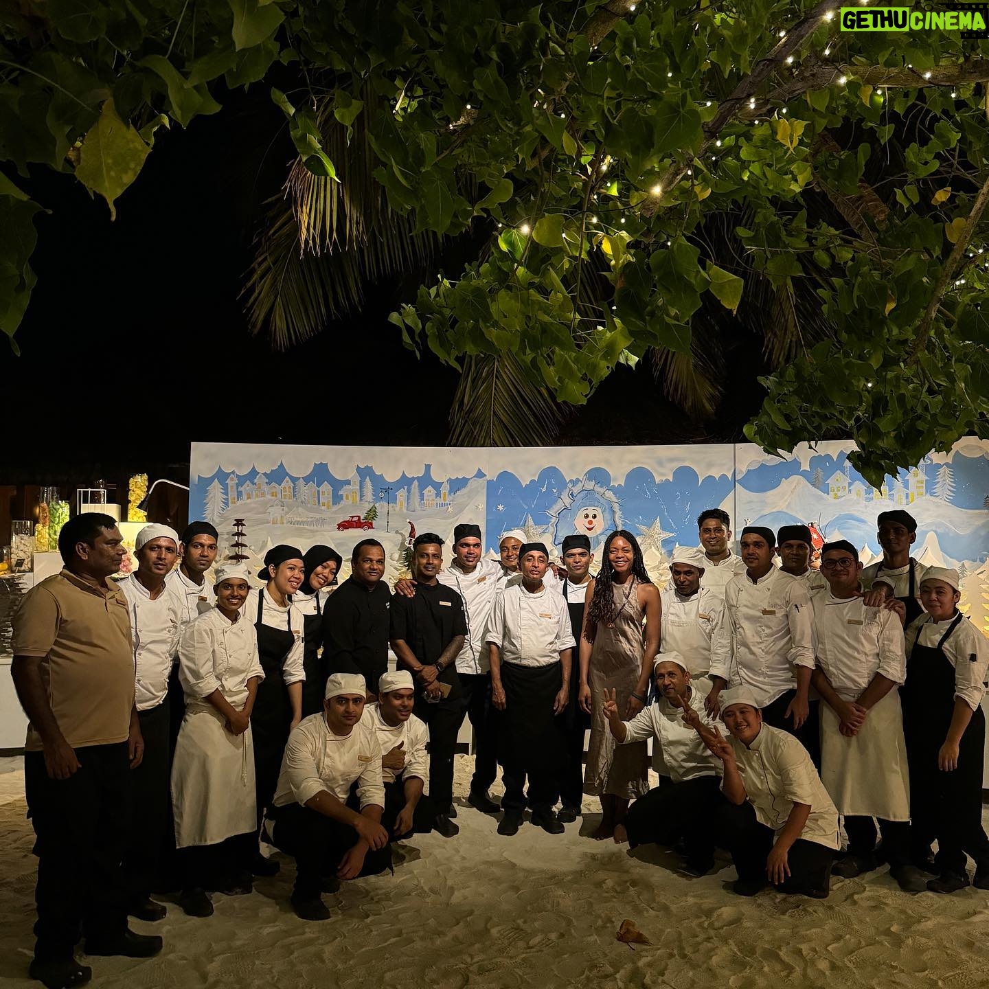 Naomie Harris Instagram - A heartfelt thank you to each and every member of staff at @huvafenfushi_maldives with an extra special thank you to the manager Noel. You all went above and beyond to make my stay, and that of my family so incredibly special. The level of consideration and care you put into every aspect of our stay was unparalleled, and all the extra special touches like Santa making an appearance on his jet ski, and then showing up during our under water spa experience, were just magical. Staying at @huvafenfushi_maldives was literally a once in a lifetime experience and I’ve never experienced service with more attention and kindness in my life. Thank you from the bottom of my heart, and thank you @beyondtalentglobal and @rove_pr for organising our stay! Sending you all so much love ❤️