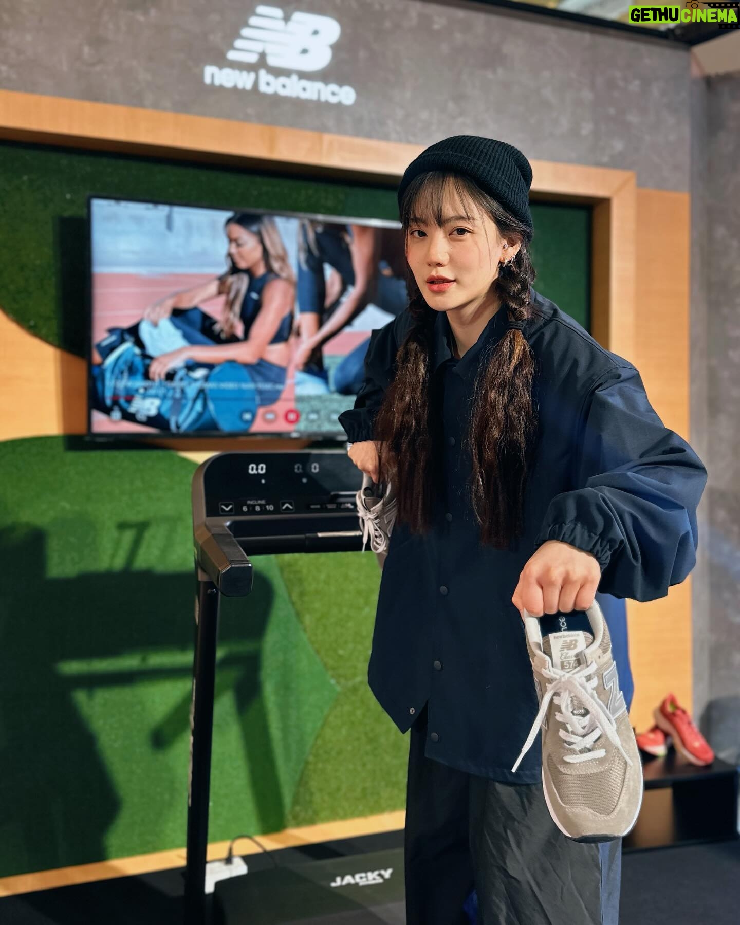 Napassanan Sirindasuphasiri Instagram - New Balance ฉลองยิ่งใหญ่จัดงาน Grand Opening 1st Flagship store ที่ใหญ่สุดในไทย แถมมีกิจกรรมมากมาย ทั้งเครื่องดื่มจาก New Balance Café และ ถ่ายรูปชิคๆกับตู้ Photobooth บอกเลยปังมากกก ใครพลาดไม่เป็นไร เพราะสามารถแวะไปดูไปช็อปกันต่อได้เลยที่ชั้น 3 Atrium zone ที่ Centralworld น้าา😊🎉 @newbalance #NewBalance #nbThailand #newbalancelifestyle #WeGotNow