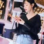 Napassanan Sirindasuphasiri Instagram - @guccibeauty เนรมิตโลกแห่งความงามใจกลางไอคอนสยาม เปิดตัวป๊อบอัพสุดพิเศษในโทนสีชมพูเอกลักษณ์ ฉลองการเปิดตัวผลิตภัณฑ์ใหม่ล่าสุดอย่าง Gucci Éternité de Beauté รองพื้นเนื้อแมตต์สูตรเข้มข้นชนิดติดทนนานตลอด 24 ชั่วโมง ที่มอบการปกปิดอย่างเต็มรูปแบบ โดยทั้ง 25 เฉดสี โดดเด่นมาในเนื้อสัมผัสบางเบาที่ช่วยระบายอากาศได้ดี ผสานคุณค่าของกรดไฮยาลูรอนิก น้ำมันสกัดจากกุหลาบดำ และผงไม้ไผ่ ที่มีคุณสมบัติช่วยเพิ่มระดับและรักษาความชุ่มชื้น ปลอบประโลมผิวอย่างล้ำลึก ให้ผิวเปล่งประกายอย่างเป็นธรรมชาติยิ่งขึ้น อีกทั้งยังปกป้องผิวจากแสงแดดด้วย SPF 15 ซึ่งนอกจากจะเต็มไปด้วยไอเทมคอลเลคชั่นใหม่ รวมถึงลิมิเต็ด อิดิชั่น ภายในป๊อบอัพแห่งนี้ยังมีผลิตภัณฑ์ไลน์เมคอัพให้เลือกสรรอีกมากมาย อาทิ ลิปสติก แป้ง คุชชั่น อายแชโดว์ และน้ำหอม ที่สำคัญยังมี Makeup Service ไว้คอยให้บริการอีกด้วย แวะมาช้อปปิ้งกันให้จุใจพร้อมโปรโมชั่นสุดเอ็กซ์คลูซีฟที่รออยู่เพียบที่ Gucci Beauty ป๊อปอัพ บริเวณธารา ฮอลล์ ชั้น M ไอคอนสยาม ตั้งแต่วันที่ 19 พ.ค. 66 - 31 พ.ค. 66 เท่านั้น @guccibeauty #GucciBeauty #AllDayAllPlay #DPromptCommunication
