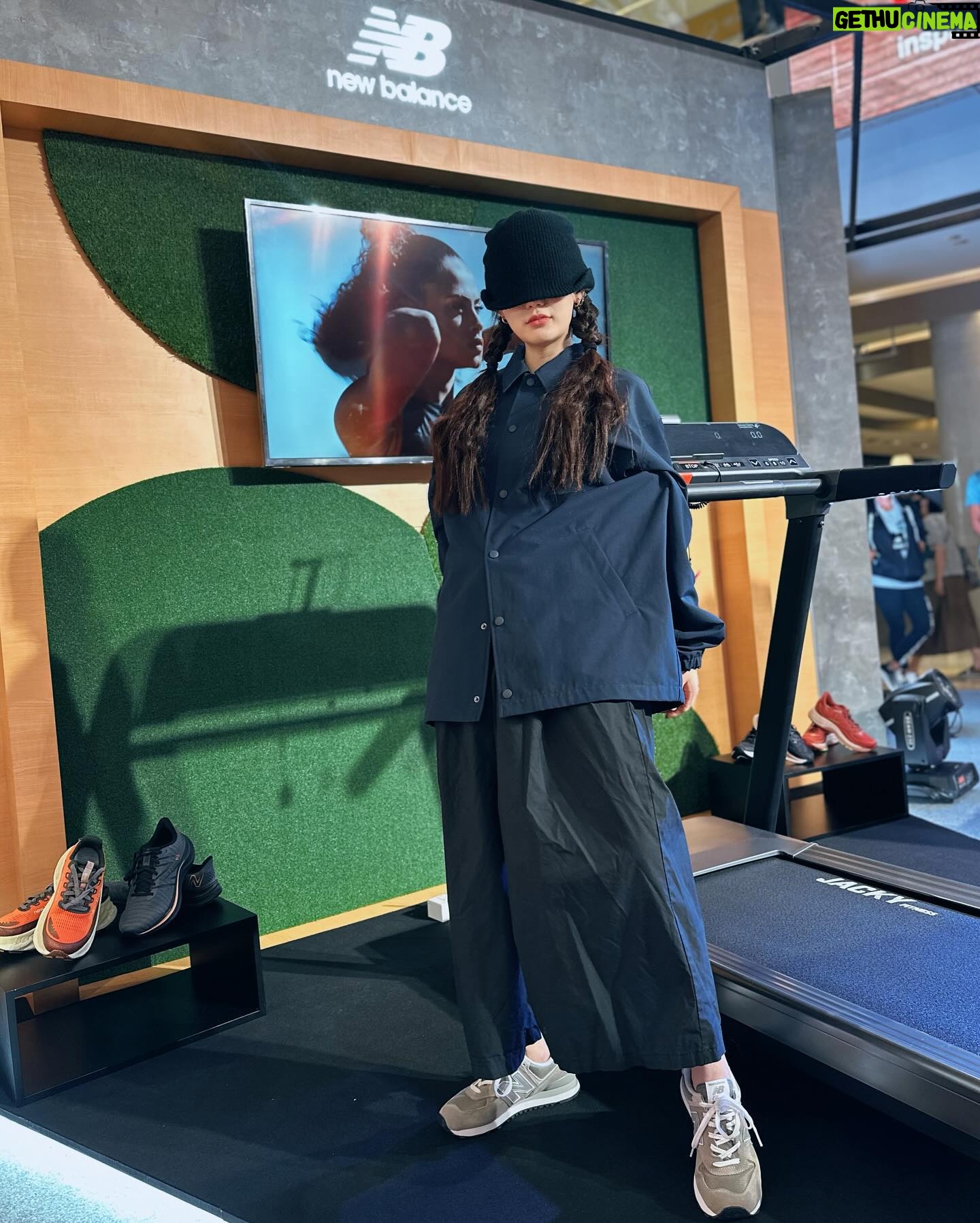 Napassanan Sirindasuphasiri Instagram - New Balance ฉลองยิ่งใหญ่จัดงาน Grand Opening 1st Flagship store ที่ใหญ่สุดในไทย แถมมีกิจกรรมมากมาย ทั้งเครื่องดื่มจาก New Balance Café และ ถ่ายรูปชิคๆกับตู้ Photobooth บอกเลยปังมากกก ใครพลาดไม่เป็นไร เพราะสามารถแวะไปดูไปช็อปกันต่อได้เลยที่ชั้น 3 Atrium zone ที่ Centralworld น้าา😊🎉 @newbalance #NewBalance #nbThailand #newbalancelifestyle #WeGotNow