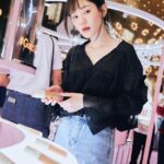 Napassanan Sirindasuphasiri Instagram - @guccibeauty เนรมิตโลกแห่งความงามใจกลางไอคอนสยาม เปิดตัวป๊อบอัพสุดพิเศษในโทนสีชมพูเอกลักษณ์ ฉลองการเปิดตัวผลิตภัณฑ์ใหม่ล่าสุดอย่าง Gucci Éternité de Beauté รองพื้นเนื้อแมตต์สูตรเข้มข้นชนิดติดทนนานตลอด 24 ชั่วโมง ที่มอบการปกปิดอย่างเต็มรูปแบบ โดยทั้ง 25 เฉดสี โดดเด่นมาในเนื้อสัมผัสบางเบาที่ช่วยระบายอากาศได้ดี ผสานคุณค่าของกรดไฮยาลูรอนิก น้ำมันสกัดจากกุหลาบดำ และผงไม้ไผ่ ที่มีคุณสมบัติช่วยเพิ่มระดับและรักษาความชุ่มชื้น ปลอบประโลมผิวอย่างล้ำลึก ให้ผิวเปล่งประกายอย่างเป็นธรรมชาติยิ่งขึ้น อีกทั้งยังปกป้องผิวจากแสงแดดด้วย SPF 15 ซึ่งนอกจากจะเต็มไปด้วยไอเทมคอลเลคชั่นใหม่ รวมถึงลิมิเต็ด อิดิชั่น ภายในป๊อบอัพแห่งนี้ยังมีผลิตภัณฑ์ไลน์เมคอัพให้เลือกสรรอีกมากมาย อาทิ ลิปสติก แป้ง คุชชั่น อายแชโดว์ และน้ำหอม ที่สำคัญยังมี Makeup Service ไว้คอยให้บริการอีกด้วย แวะมาช้อปปิ้งกันให้จุใจพร้อมโปรโมชั่นสุดเอ็กซ์คลูซีฟที่รออยู่เพียบที่ Gucci Beauty ป๊อปอัพ บริเวณธารา ฮอลล์ ชั้น M ไอคอนสยาม ตั้งแต่วันที่ 19 พ.ค. 66 - 31 พ.ค. 66 เท่านั้น @guccibeauty #GucciBeauty #AllDayAllPlay #DPromptCommunication