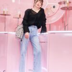 Napassanan Sirindasuphasiri Instagram - @guccibeauty เนรมิตโลกแห่งความงามใจกลางไอคอนสยาม เปิดตัวป๊อบอัพสุดพิเศษในโทนสีชมพูเอกลักษณ์ ฉลองการเปิดตัวผลิตภัณฑ์ใหม่ล่าสุดอย่าง Gucci Éternité de Beauté รองพื้นเนื้อแมตต์สูตรเข้มข้นชนิดติดทนนานตลอด 24 ชั่วโมง ที่มอบการปกปิดอย่างเต็มรูปแบบ โดยทั้ง 25 เฉดสี โดดเด่นมาในเนื้อสัมผัสบางเบาที่ช่วยระบายอากาศได้ดี ผสานคุณค่าของกรดไฮยาลูรอนิก น้ำมันสกัดจากกุหลาบดำ และผงไม้ไผ่ ที่มีคุณสมบัติช่วยเพิ่มระดับและรักษาความชุ่มชื้น ปลอบประโลมผิวอย่างล้ำลึก ให้ผิวเปล่งประกายอย่างเป็นธรรมชาติยิ่งขึ้น อีกทั้งยังปกป้องผิวจากแสงแดดด้วย SPF 15 ซึ่งนอกจากจะเต็มไปด้วยไอเทมคอลเลคชั่นใหม่ รวมถึงลิมิเต็ด อิดิชั่น ภายในป๊อบอัพแห่งนี้ยังมีผลิตภัณฑ์ไลน์เมคอัพให้เลือกสรรอีกมากมาย อาทิ ลิปสติก แป้ง คุชชั่น อายแชโดว์ และน้ำหอม ที่สำคัญยังมี Makeup Service ไว้คอยให้บริการอีกด้วย แวะมาช้อปปิ้งกันให้จุใจพร้อมโปรโมชั่นสุดเอ็กซ์คลูซีฟที่รออยู่เพียบที่ Gucci Beauty ป๊อปอัพ บริเวณธารา ฮอลล์ ชั้น M ไอคอนสยาม ตั้งแต่วันที่ 19 พ.ค. 66 - 31 พ.ค. 66 เท่านั้น @guccibeauty #GucciBeauty #AllDayAllPlay #DPromptCommunication