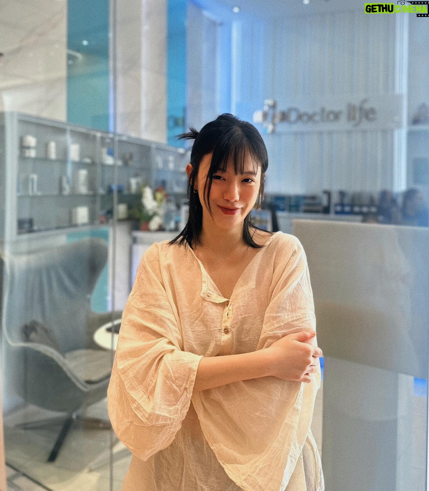 Napassanan Sirindasuphasiri Instagram - แวะมาทำสวยที่ @doctorlifeclinic จัด treatment กับ ulthera คู่กันบอกเลยว่าฉ่ำสุดๆ สบายผิวพร้อมยกกระชับครบๆไปเลย 🥰