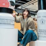 Napassanan Sirindasuphasiri Instagram - Bobbi Brown เค้าเปิดตัวสกินแคร์ต้อนรับปีใหม่ VITAMIN ENRICHED SMOOTING SERUM ✨ ให้คุณค่าแบบน้ำนม แต่บำรุงเข้มข้นแบบเซรั่ม เนื้อบางเบา แถมกลิ่นดีงามมากๆ ใครสนใจพุ่งไปเลยที่เคาน์เตอร์ Bobbi Brown ได้ทุกสาขาค่ะ #เซรั่มไวตามินบำรุงผิว #เบสบำรุงผิว #Wakeupyourmakeup @bobbibrownthailand