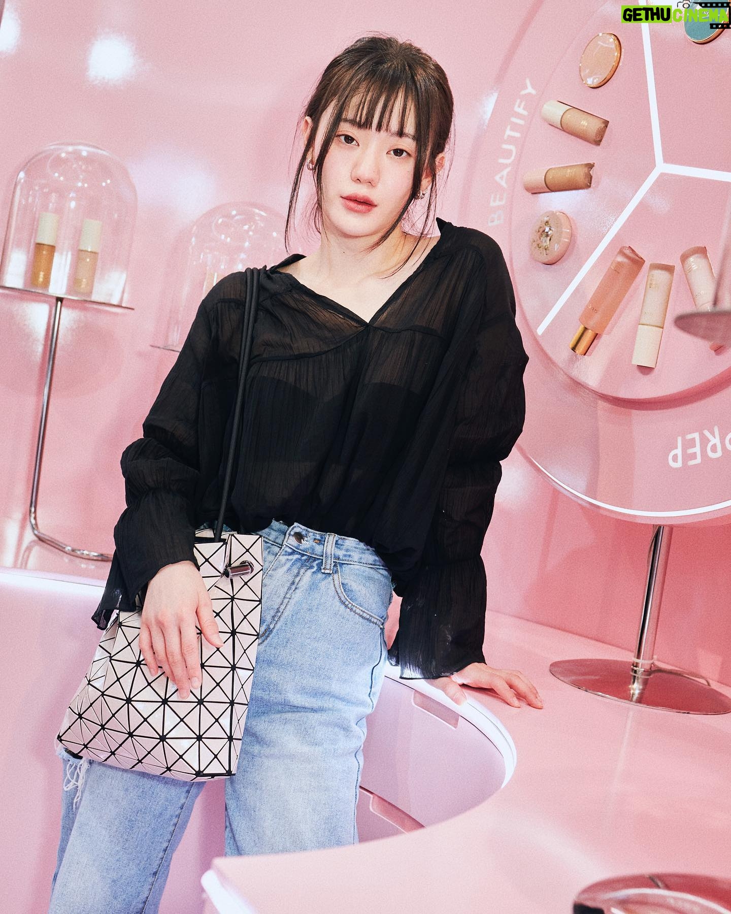 Napassanan Sirindasuphasiri Instagram - @guccibeauty เนรมิตโลกแห่งความงามใจกลางไอคอนสยาม เปิดตัวป๊อบอัพสุดพิเศษในโทนสีชมพูเอกลักษณ์ ฉลองการเปิดตัวผลิตภัณฑ์ใหม่ล่าสุดอย่าง Gucci Éternité de Beauté รองพื้นเนื้อแมตต์สูตรเข้มข้นชนิดติดทนนานตลอด 24 ชั่วโมง ที่มอบการปกปิดอย่างเต็มรูปแบบ โดยทั้ง 25 เฉดสี โดดเด่นมาในเนื้อสัมผัสบางเบาที่ช่วยระบายอากาศได้ดี ผสานคุณค่าของกรดไฮยาลูรอนิก น้ำมันสกัดจากกุหลาบดำ และผงไม้ไผ่ ที่มีคุณสมบัติช่วยเพิ่มระดับและรักษาความชุ่มชื้น ปลอบประโลมผิวอย่างล้ำลึก ให้ผิวเปล่งประกายอย่างเป็นธรรมชาติยิ่งขึ้น อีกทั้งยังปกป้องผิวจากแสงแดดด้วย SPF 15 ซึ่งนอกจากจะเต็มไปด้วยไอเทมคอลเลคชั่นใหม่ รวมถึงลิมิเต็ด อิดิชั่น ภายในป๊อบอัพแห่งนี้ยังมีผลิตภัณฑ์ไลน์เมคอัพให้เลือกสรรอีกมากมาย อาทิ ลิปสติก แป้ง คุชชั่น อายแชโดว์ และน้ำหอม ที่สำคัญยังมี Makeup Service ไว้คอยให้บริการอีกด้วย แวะมาช้อปปิ้งกันให้จุใจพร้อมโปรโมชั่นสุดเอ็กซ์คลูซีฟที่รออยู่เพียบที่ Gucci Beauty ป๊อปอัพ บริเวณธารา ฮอลล์ ชั้น M ไอคอนสยาม ตั้งแต่วันที่ 19 พ.ค. 66 - 31 พ.ค. 66 เท่านั้น @guccibeauty #GucciBeauty #AllDayAllPlay #DPromptCommunication
