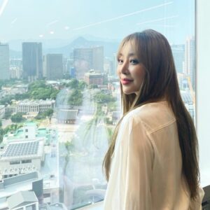 Narsha Instagram - 가끔
낯선 동네 가장 높은곳에 올라오면 내가 이 땅 주인이된것같은 그런 귀여운생각🤦🏻‍♀️
