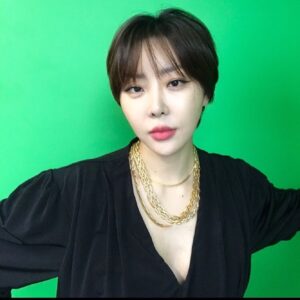 Narsha Instagram - 이제 다시 운동도 시작하고
그동안 돌보지못했던 
나를 좀 챙겨보려구요
몸무게도 다시 되찾고

쇠질 다시 시작해야지🏋🏻

#토닥토닥 #나자신