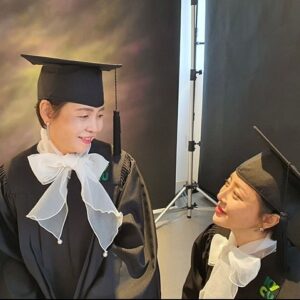 Narsha Instagram - 학사모 는 엄마의 꿈이였다

세상의 모든 엄마들은
존경받아 마땅할수밖에없다

나는 나이가 들어서도
세상의 풍파에 
지치지않고 맞서싸워이겨낼수있을까
반성에반성..
졸업축하해요엄마!

#lovemommy 

#우리엄마좀뽐나는듯👩🏼‍🎓