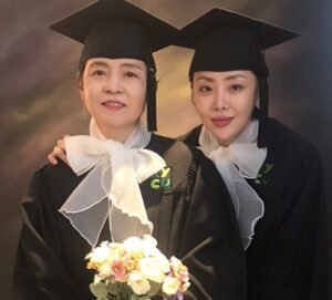 Narsha Instagram - 학사모 는 엄마의 꿈이였다

세상의 모든 엄마들은
존경받아 마땅할수밖에없다

나는 나이가 들어서도
세상의 풍파에 
지치지않고 맞서싸워이겨낼수있을까
반성에반성..
졸업축하해요엄마!

#lovemommy 

#우리엄마좀뽐나는듯👩🏼‍🎓