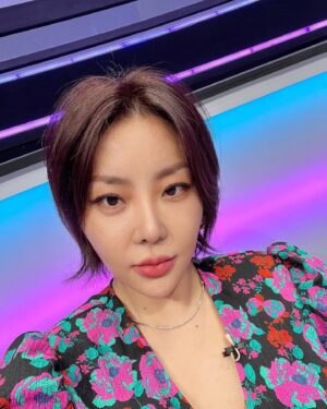 Narsha Instagram - #근황
머리카락 자기주장 강하게뽐내며
알아서 잘 기르는중이고

게다가 꽃무늬원피스가 격하게 
입고 싶었던 날인듯🌷