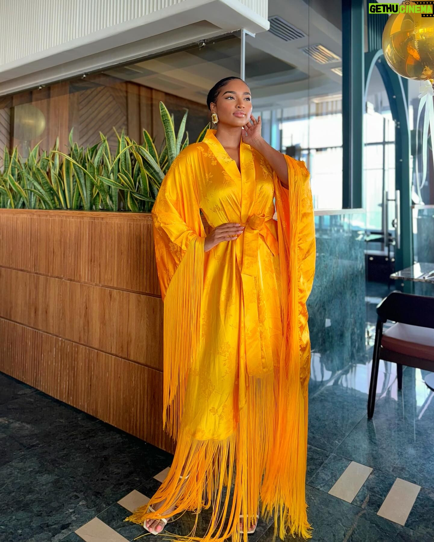 Nashaira Belisa - 1.5K Likes - Rise and shine, it’s brunch time 🤩
What do you think about this look? 😏
👗: @tmo_international