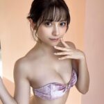 Nashiko Momotsuki Instagram - 本日1/30(火)発売 #週刊FLASH の表紙を飾らせて頂いてます！ 今回は「オトナの原点回帰」をテーマに 前回は大人っぽさを強調した撮影でしたが、今回はフレッシュな感じで撮影してもらっています。 同じ事務所の姫加も掲載！ ぜひゲットして #なしっ子ぐらし で感想聞かせてください！☺ #桃月なしこ #なしこたそ
