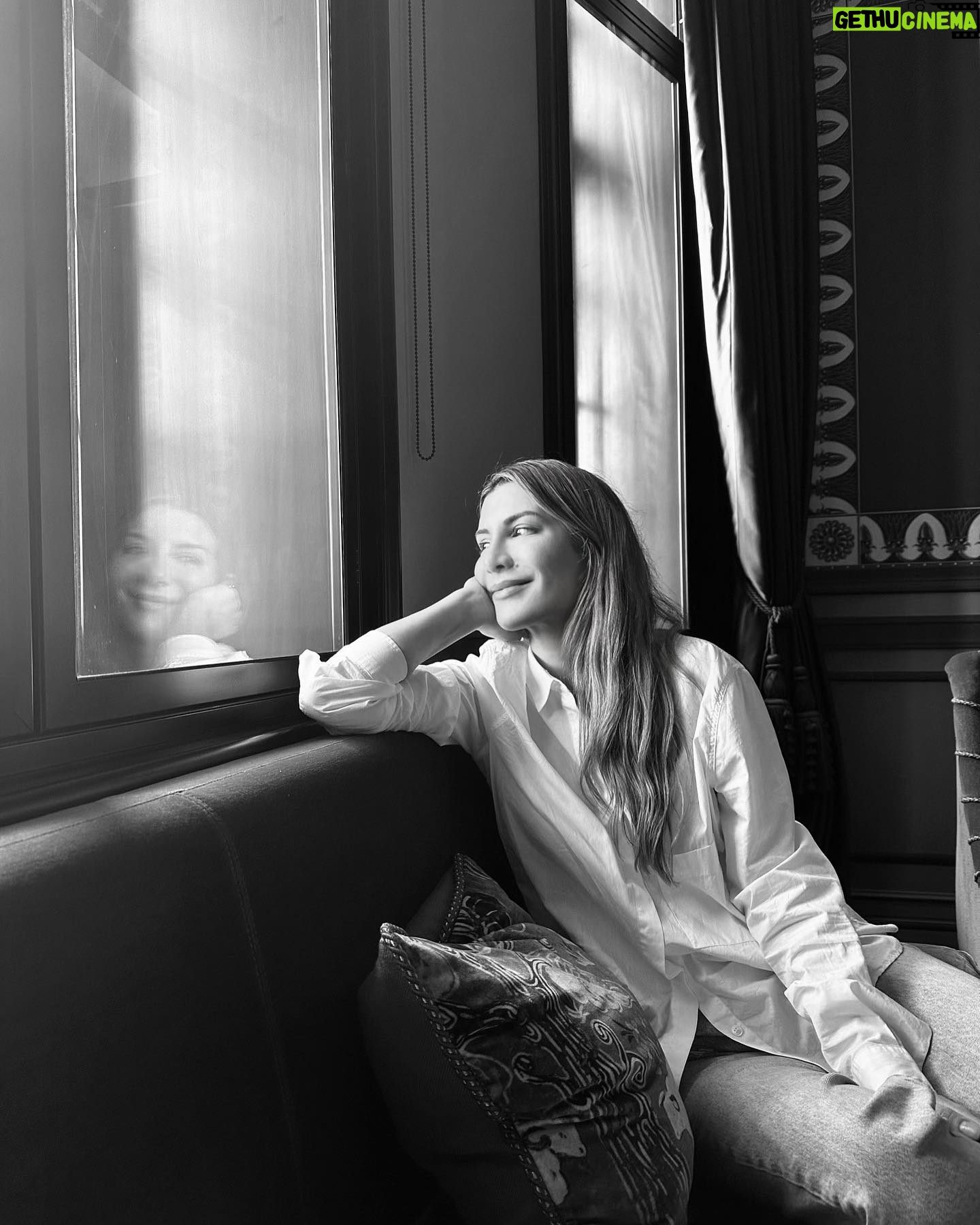 Nasim Pedrad Instagram - blissed out @the22.london