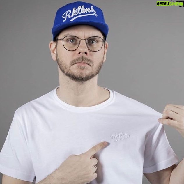Nastassja Strobel - 7.9K Likes - Ich hab einfach nur gekleckert.
@etiennetogo hat eine eigene Kollektion.
Nicht ganz so cool. Aber dieses Posen mach ich trotzdem.
