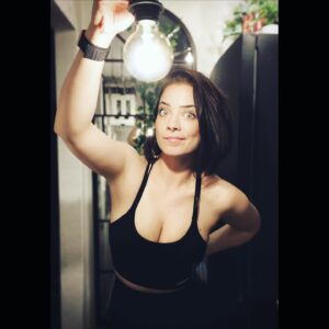Nastassja Strobel Instagram - Das bin ich. Wie ich vor einigen Wochen die glorreiche Idee hatte, nach fast 5 Jahren, meine Wohnung komplett neu zu renovieren. 
Jetzt bin ich fertig. 
Physisch und psychisch. 
Doch 4 Räume später fühle ich mich wieder verdammt wohl in meiner neuen/alten Wohnung. 

Hätte auch noch ein paar Gardinen hier rumliegen, für die es zu spät ist zurückgeschickt zu werden - falls wer welche braucht :D