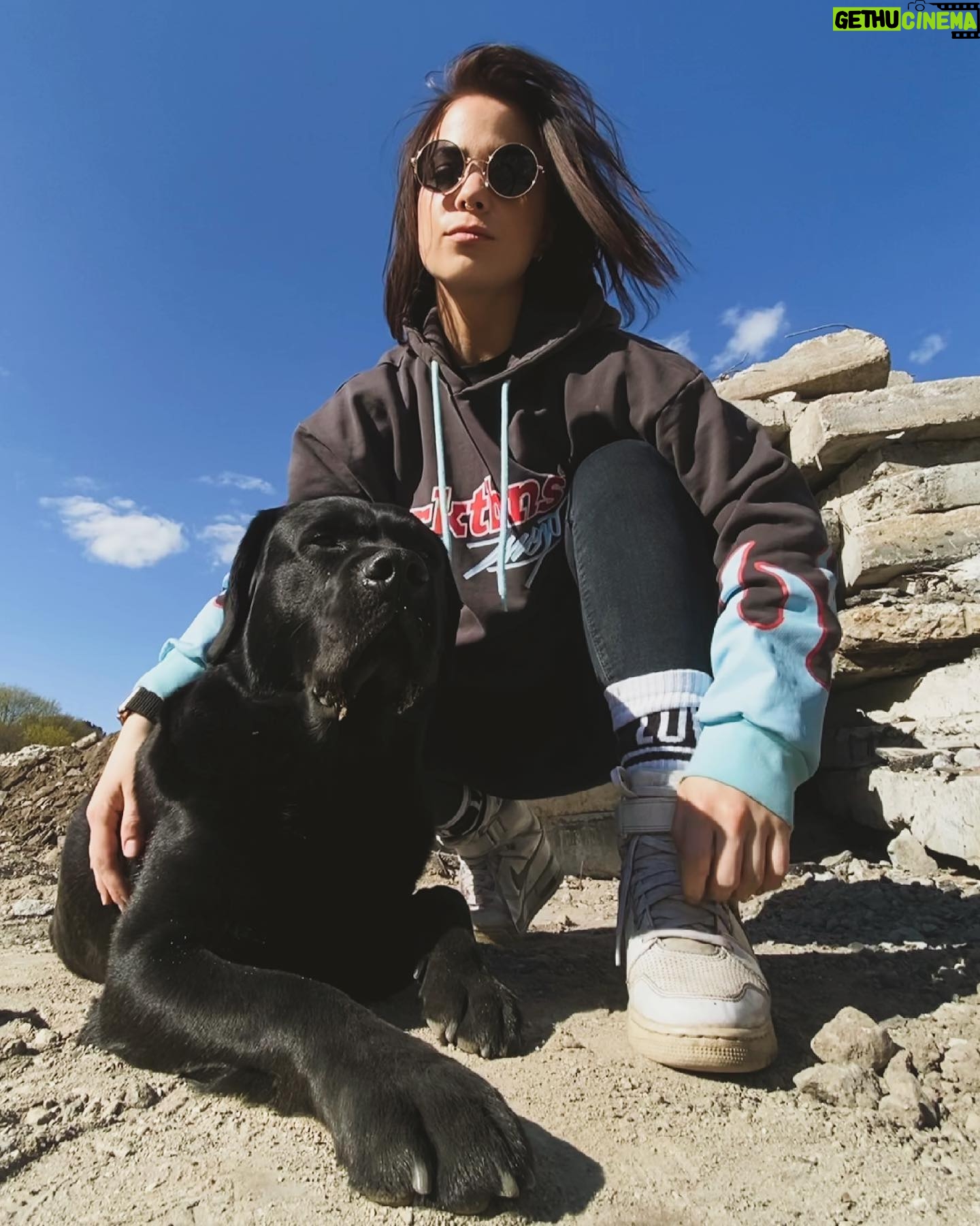 Nastassja Strobel - 8.7K Likes - 🎶 Take a look at my Dog Friend. ‘Cause he’s the only one I got 🎶dadadadaaa 🎶
Habt alle n schön sonniges Wochenende.
Und danke an @mojo.store & @rktbns
Dass ihr dafür sorgt, dass ich nicht super lame neben Dean aussehe 😘