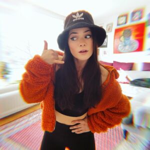 Nastassja Strobel Instagram - Hey, die 90iger haben angerufen! Die wollen ihren Style zurück haben. 
#stayathome #kleiderschrankausmisten #schöneswochenende
