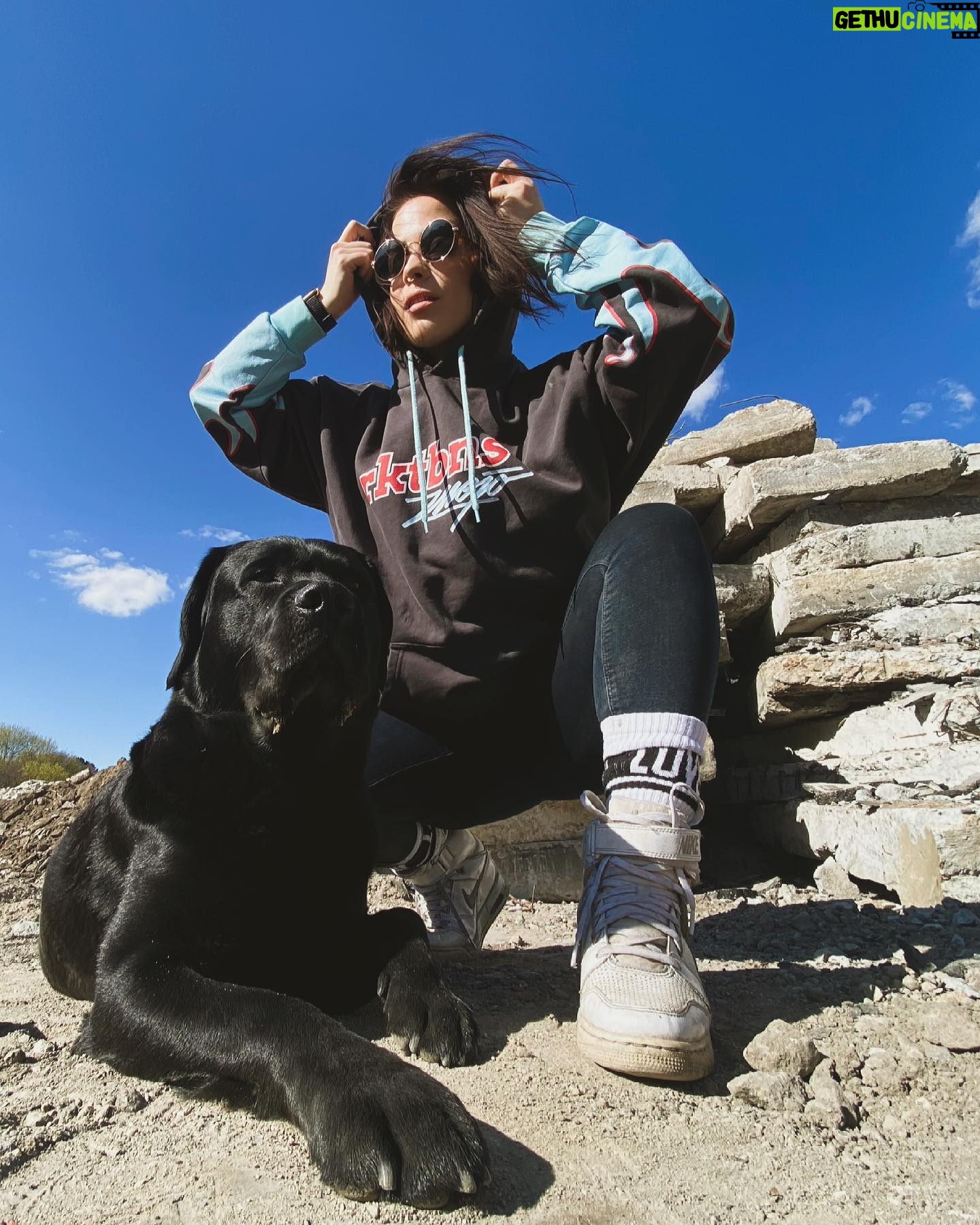 Nastassja Strobel - 8.7K Likes - 🎶 Take a look at my Dog Friend. ‘Cause he’s the only one I got 🎶dadadadaaa 🎶
Habt alle n schön sonniges Wochenende.
Und danke an @mojo.store & @rktbns
Dass ihr dafür sorgt, dass ich nicht super lame neben Dean aussehe 😘