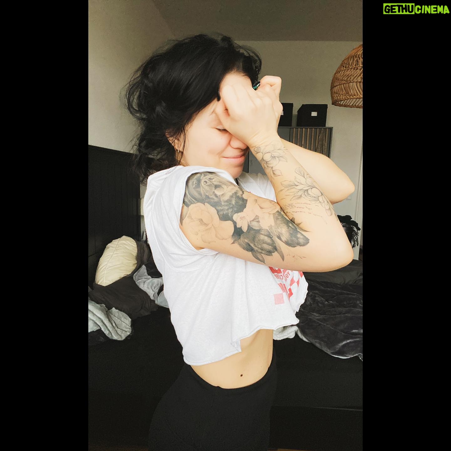 Nastassja Strobel - 7.9K Likes - Hey Social-Media!
I woke up like this —> swipe right 🌝
Also nicht wirklich jetzt gerade, aber heute und der erste Monat von 2023 ist so gut wie um. So langsam komme ich auch ich in einen normalen Alltagstrott hier in Berlin.
Komme an, erhole mich vom letzten Jahr und merke einfach, dass ich sehr, sehr happy bin mit allen (ziemlich mutigen) Entscheidungen die ich letztes Jahr getroffen habe.
Und nun hoffe ich, dass ihr alle einen guten Freitag habt und ein noch besseres Wochenende vor euch.
✌️♥️
…
..
.
#hamburgmeineperle #berlincity #wokeuplikethis #sofuckingtired #tattoo #decisions #newyear #january #letsgetit