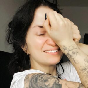 Nastassja Strobel Instagram - Hey Social-Media!
I woke up like this —> swipe right 🌝
Also nicht wirklich jetzt gerade, aber heute und der erste Monat von 2023 ist so gut wie um. So langsam komme ich auch ich in einen normalen Alltagstrott hier in Berlin. 
Komme an, erhole mich vom letzten Jahr und merke einfach, dass ich sehr, sehr happy bin mit allen (ziemlich mutigen) Entscheidungen die ich letztes Jahr getroffen habe. 

Und nun hoffe ich, dass ihr alle einen guten Freitag habt und ein noch besseres Wochenende vor euch.
✌️♥️

…
..
.

#hamburgmeineperle #berlincity #wokeuplikethis #sofuckingtired #tattoo #decisions #newyear #january #letsgetit