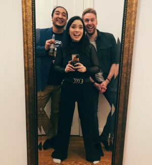 Nastassja Strobel Instagram - Hey x-beliebige Suchmaschine! Was bedeutet Freundschaft:

Unter Freundschaft (englisch: friendship) verstehst du eine Verbindung zwischen zwei oder mehreren Personen, die auf gegenseitigem Vertrauen und einem Verbundenheitsgefühl beruht. Man unterstützt sich gegenseitig, ist füreinander da und steht für die andere Person ein.

Danke!

Und das war’s dann mit 2022 - es gab so viel Neues und so viele Veränderungen, aber eben auch vieles was geblieben ist. Wie immer. Und ich könnte nicht glücklicher sein über die Menschen und Tierwesen in meinem Leben.
Und jetzt geht es los - mal schauen was 2023 so zu bieten hat.
Let’s go
Happy new Year
♥️
Kussi 
@adrianskii @o0.kristina0o @headmunk @not.katrina @barfectionist @timguhlke @juliaoertgen @dean_c_mcshadow @kungfukuro @holzfaeller_steve @mariaa_heinrich @lina_groth @lowhangingsloth @sunnie.frame @imarkuni

P.S.: vielleicht brauchen wir bald mal einen größeren Spiegel. Oder einfach noch einen 🌝