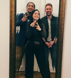 Nastassja Strobel Instagram - Hey x-beliebige Suchmaschine! Was bedeutet Freundschaft:

Unter Freundschaft (englisch: friendship) verstehst du eine Verbindung zwischen zwei oder mehreren Personen, die auf gegenseitigem Vertrauen und einem Verbundenheitsgefühl beruht. Man unterstützt sich gegenseitig, ist füreinander da und steht für die andere Person ein.

Danke!

Und das war’s dann mit 2022 - es gab so viel Neues und so viele Veränderungen, aber eben auch vieles was geblieben ist. Wie immer. Und ich könnte nicht glücklicher sein über die Menschen und Tierwesen in meinem Leben.
Und jetzt geht es los - mal schauen was 2023 so zu bieten hat.
Let’s go
Happy new Year
♥️
Kussi 
@adrianskii @o0.kristina0o @headmunk @not.katrina @barfectionist @timguhlke @juliaoertgen @dean_c_mcshadow @kungfukuro @holzfaeller_steve @mariaa_heinrich @lina_groth @lowhangingsloth @sunnie.frame @imarkuni

P.S.: vielleicht brauchen wir bald mal einen größeren Spiegel. Oder einfach noch einen 🌝