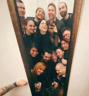 Nastassja Strobel Instagram - Hey x-beliebige Suchmaschine! Was bedeutet Freundschaft:

Unter Freundschaft (englisch: friendship) verstehst du eine Verbindung zwischen zwei oder mehreren Personen, die auf gegenseitigem Vertrauen und einem Verbundenheitsgefühl beruht. Man unterstützt sich gegenseitig, ist füreinander da und steht für die andere Person ein.

Danke!

Und das war’s dann mit 2022 - es gab so viel Neues und so viele Veränderungen, aber eben auch vieles was geblieben ist. Wie immer. Und ich könnte nicht glücklicher sein über die Menschen und Tierwesen in meinem Leben.
Und jetzt geht es los - mal schauen was 2023 so zu bieten hat.
Let’s go
Happy new Year
♥️
Kussi 
@adrianskii @o0.kristina0o @headmunk @not.katrina @barfectionist @timguhlke @juliaoertgen @dean_c_mcshadow @kungfukuro @holzfaeller_steve @mariaa_heinrich @lina_groth @lowhangingsloth @sunnie.frame @imarkuni

P.S.: vielleicht brauchen wir bald mal einen größeren Spiegel. Oder einfach noch einen 🌝
