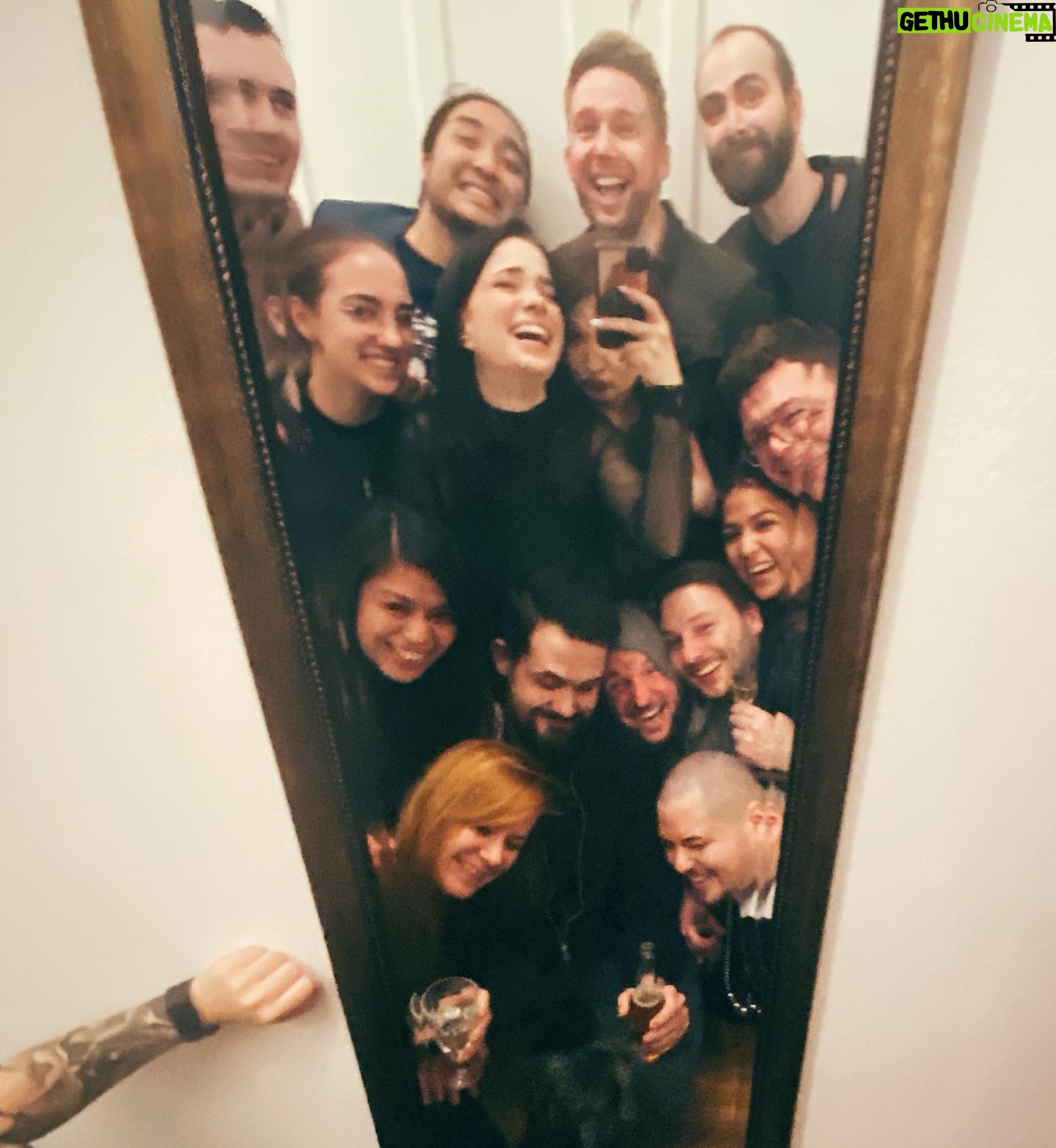 Nastassja Strobel - 7.4K Likes - Hey x-beliebige Suchmaschine! Was bedeutet Freundschaft:
Unter Freundschaft (englisch: friendship) verstehst du eine Verbindung zwischen zwei oder mehreren Personen, die auf gegenseitigem Vertrauen und einem Verbundenheitsgefühl beruht. Man unterstützt sich gegenseitig, ist füreinander da und steht für die andere Person ein.
Danke!
Und das war’s dann mit 2022 - es gab so viel Neues und so viele Veränderungen, aber eben auch vieles was geblieben ist. Wie immer. Und ich könnte nicht glücklicher sein über die Menschen und Tierwesen in meinem Leben.
Und jetzt geht es los - mal schauen was 2023 so zu bieten hat.
Let’s go
Happy new Year
♥️
Kussi
@adrianskii @o0.kristina0o @headmunk @not.katrina @barfectionist @timguhlke @juliaoertgen @dean_c_mcshadow @kungfukuro @holzfaeller_steve @mariaa_heinrich @lina_groth @lowhangingsloth @sunnie.frame @imarkuni
P.S.: vielleicht brauchen wir bald mal einen größeren Spiegel. Oder einfach noch einen 🌝