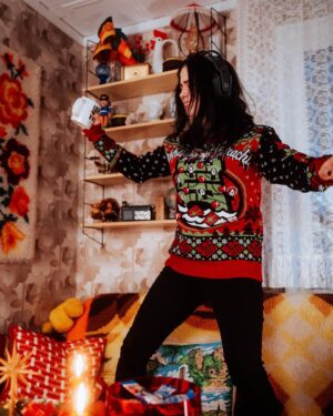 Nastassja Strobel Instagram - Frage: welchen Song höre ich?
Und Frage an euch: was ist euer Song bei dem ihr nie still sitzen bleiben könnt / euch immer gute Laune macht?
\o/
Frage vielleicht auch, weil ich immer auf der Suche nach neuer Musik bin :)
!!!!
Edit: ich wohne so nicht. War zwar noch jung, aber bin im Westen Berlins aufgewachsen. Das hier ist ein Fotoshooting für den Merch gewesen, wo wir extra in den DDR Bungalow in Vogelsdorf gefahren sind. ✌️