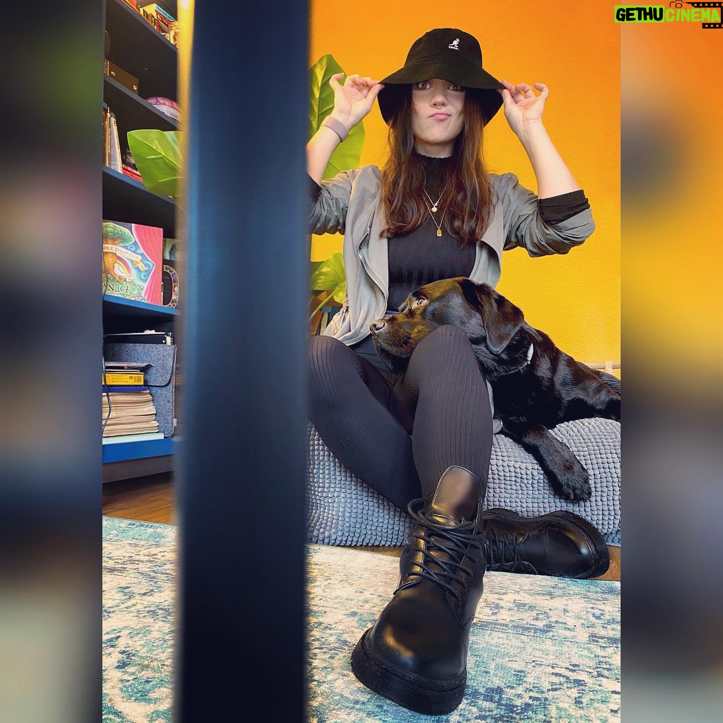 Nastassja Strobel - 6.8K Likes - Habe Dean einen neuen Platz gekauft. Und wie sich herausstellt, ist dieser sau bequem und deswegen muss er den jetzt regelmäßig mit mir teilen. Glaube, dass er es ok findet.