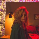 Natália Lage Instagram - Posted @withregram • @hotelberlim - DRAMATURGIAS // EP De Braços Abertos - Pessoal, a nossa série de TV DRAMATURGIAS irá estrear em março na @tvbrasil em data a ser confirmada. Estamos muito felizes com o resultado da série, que é composta por 13 episódios de 26 minutos, e deve ser exibida sempre às terças às 23h. Produzida pela Filmes com Saquê, DRAMATURGIAS recria trechos de peças clássicas do Teatro Brasileiro produzidas entre os anos 1940 e 1980. No elenco, 44 atores reinterpretam personagens clássicos da nossa dramaturgia. A série também traz entrevistas com encenadores, atores, dramaturgos, críticos e historiadores de teatro. Nas imagens acima, as fotos de still que a @denisepimenta_ fez do episódio “De Braços Abertos”. Em breve, mais detalhes sobre a estreia de DRAMATURGIAS! EP 11 DE BRAÇOS ABERTOS (texto) Maria Adelaide Amaral (elenco) @leonardomedeiros (Sérgio) @natalialage78 (Luísa) (equipe) Direção & Roteiro: Rodrigo Grota Assistente de Direção & Pesquisa: Roberta Takamatsu Produção Executiva: @peraroguilherme Direção de Fotografia: @lucas.barbi Direção de Arte: @monicadelfino.art Direção de Produção: @gabihusein Figurinos: @bab_doria Maquiagem: @dairaadelaide Som Direto: giovaninori1 Gaffer: @luiz_rossijr 1o Assistente de Fotografia: @guigmortean Montador, Continuísta, Logger & Finalização: @joaovitormoreno123 Assistente de Gaffer: @camilalcantaram 1o Assistente de Arte: victor.laffranchi Cenotécnico: @luizeduardopsls Assistente de Cenoténico: @pretinha.ca 2a Assistente de Arte: @luanazaia_ Assistente de Som Direto: @juu.gabriela 1a Assistente de Produção: mariavitoriaticiani 2o Assistente de Fotografia: @zerofotografo 2a Assistente de Produção: @thaipereira27 3a Assistente de Arte: @sofiabrunetto Coordenação de Pós Produção: Caio Cesaro Vinheta de Abertura, Lettering & Cartaz: @guilhermegerais Pós de Som: @felipyandrade, @caio.h.freitas, @otaviosantosfilm Pós de Imagem: @brunobaltarejo Acessibilidade: @visual.libras #dramaturgias #filmescomsaquê #teatrobrasileiro #londrina #debraçosabertos #mariaadelaideamaral #tvspublicas #tvbrasil #dramatugiabrasileira #rodrigogrota #natalialage #leonardomedeiros #fsatvspublicas #still
