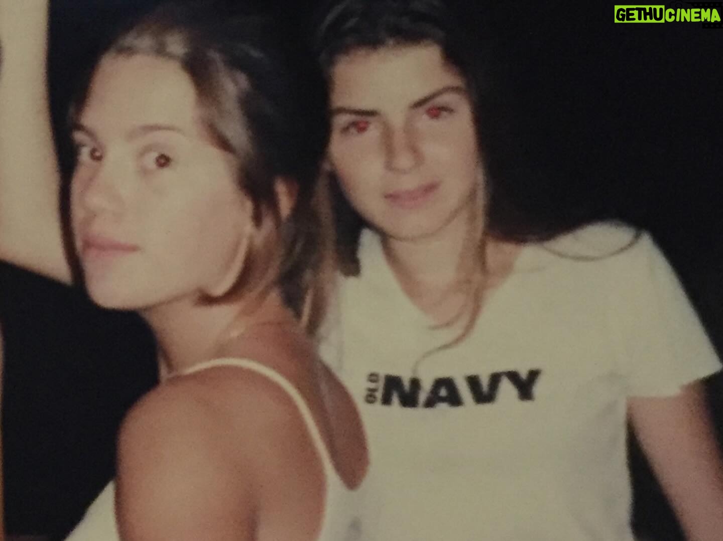Natália Lage Instagram - A Marina é minha amiga mais antiga. A que ficou com mais força, assim, da infância. A gente diz pra todo mundo que é prima e nem explica, porque a relação é de família mesmo. Sua mãe é minha tia, suas irmãs são meu sangue e pronto. A gente tem aquele tipo de intimidade que existe a despeito até do convívio diário, das marés das vidas, dos momentos e das cidades.. Está lá, é nosso, intransferível e resgatável ao primeiro olhar. E eu olho pra ela com muito orgulho de ver como ela se tornou essa mulher forte, inteligente, situada, talentosa, engraçada, gata estilosa e dona de um coração gigante. A gente conhece e gosta de muita gente nessa vida mas sim, tem aqueles que estão na raiz da árvore que somos. Te amo eterno Ma ♥️ Feliz Aniversário 🎉🎈🎂