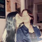 Natália Lage Instagram - A Marina é minha amiga mais antiga. A que ficou com mais força, assim, da infância. A gente diz pra todo mundo que é prima e nem explica, porque a relação é de família mesmo. Sua mãe é minha tia, suas irmãs são meu sangue e pronto. A gente tem aquele tipo de intimidade que existe a despeito até do convívio diário, das marés das vidas, dos momentos e das cidades.. Está lá, é nosso, intransferível e resgatável ao primeiro olhar. E eu olho pra ela com muito orgulho de ver como ela se tornou essa mulher forte, inteligente, situada, talentosa, engraçada, gata estilosa e dona de um coração gigante. A gente conhece e gosta de muita gente nessa vida mas sim, tem aqueles que estão na raiz da árvore que somos. Te amo eterno Ma ♥️ Feliz Aniversário 🎉🎈🎂