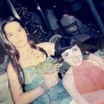 Natália Lage Instagram - A Marina é minha amiga mais antiga. A que ficou com mais força, assim, da infância. A gente diz pra todo mundo que é prima e nem explica, porque a relação é de família mesmo. Sua mãe é minha tia, suas irmãs são meu sangue e pronto. A gente tem aquele tipo de intimidade que existe a despeito até do convívio diário, das marés das vidas, dos momentos e das cidades.. Está lá, é nosso, intransferível e resgatável ao primeiro olhar. E eu olho pra ela com muito orgulho de ver como ela se tornou essa mulher forte, inteligente, situada, talentosa, engraçada, gata estilosa e dona de um coração gigante. A gente conhece e gosta de muita gente nessa vida mas sim, tem aqueles que estão na raiz da árvore que somos. Te amo eterno Ma ♥️ Feliz Aniversário 🎉🎈🎂