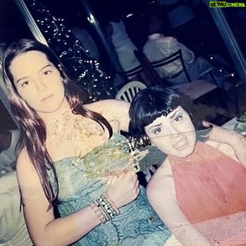 Natália Lage Instagram - A Marina é minha amiga mais antiga. A que ficou com mais força, assim, da infância. A gente diz pra todo mundo que é prima e nem explica, porque a relação é de família mesmo. Sua mãe é minha tia, suas irmãs são meu sangue e pronto. A gente tem aquele tipo de intimidade que existe a despeito até do convívio diário, das marés das vidas, dos momentos e das cidades.. Está lá, é nosso, intransferível e resgatável ao primeiro olhar. E eu olho pra ela com muito orgulho de ver como ela se tornou essa mulher forte, inteligente, situada, talentosa, engraçada, gata estilosa e dona de um coração gigante. A gente conhece e gosta de muita gente nessa vida mas sim, tem aqueles que estão na raiz da árvore que somos. Te amo eterno Ma ♥️ Feliz Aniversário 🎉🎈🎂