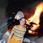 Natália Lage Instagram - A Marina é minha amiga mais antiga. A que ficou com mais força, assim, da infância. A gente diz pra todo mundo que é prima e nem explica, porque a relação é de família mesmo. Sua mãe é minha tia, suas irmãs são meu sangue e pronto. A gente tem aquele tipo de intimidade que existe a despeito até do convívio diário, das marés das vidas, dos momentos e das cidades.. Está lá, é nosso, intransferível e resgatável ao primeiro olhar. E eu olho pra ela com muito orgulho de ver como ela se tornou essa mulher forte, inteligente, situada, talentosa, engraçada, gata estilosa e dona de um coração gigante. A gente conhece e gosta de muita gente nessa vida mas sim, tem aqueles que estão na raiz da árvore que somos. Te amo eterno Ma ♥️ Feliz Aniversário 🎉🎈🎂
