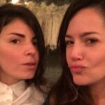 Natália Lage Instagram - A Marina é minha amiga mais antiga. A que ficou com mais força, assim, da infância. A gente diz pra todo mundo que é prima e nem explica, porque a relação é de família mesmo. Sua mãe é minha tia, suas irmãs são meu sangue e pronto. A gente tem aquele tipo de intimidade que existe a despeito até do convívio diário, das marés das vidas, dos momentos e das cidades.. Está lá, é nosso, intransferível e resgatável ao primeiro olhar. E eu olho pra ela com muito orgulho de ver como ela se tornou essa mulher forte, inteligente, situada, talentosa, engraçada, gata estilosa e dona de um coração gigante. A gente conhece e gosta de muita gente nessa vida mas sim, tem aqueles que estão na raiz da árvore que somos. Te amo eterno Ma ♥️ Feliz Aniversário 🎉🎈🎂