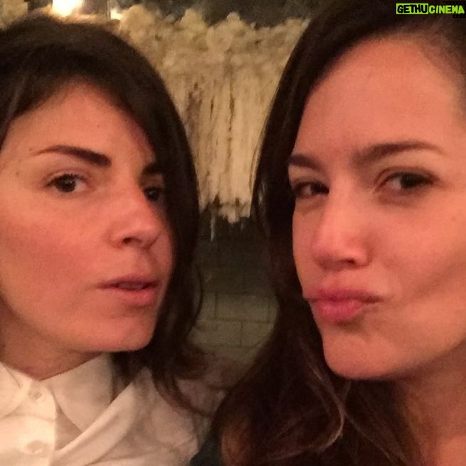 Natália Lage Instagram - A Marina é minha amiga mais antiga. A que ficou com mais força, assim, da infância. A gente diz pra todo mundo que é prima e nem explica, porque a relação é de família mesmo. Sua mãe é minha tia, suas irmãs são meu sangue e pronto. A gente tem aquele tipo de intimidade que existe a despeito até do convívio diário, das marés das vidas, dos momentos e das cidades.. Está lá, é nosso, intransferível e resgatável ao primeiro olhar. E eu olho pra ela com muito orgulho de ver como ela se tornou essa mulher forte, inteligente, situada, talentosa, engraçada, gata estilosa e dona de um coração gigante. A gente conhece e gosta de muita gente nessa vida mas sim, tem aqueles que estão na raiz da árvore que somos. Te amo eterno Ma ♥️ Feliz Aniversário 🎉🎈🎂