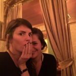 Natália Lage Instagram - A Marina é minha amiga mais antiga. A que ficou com mais força, assim, da infância. A gente diz pra todo mundo que é prima e nem explica, porque a relação é de família mesmo. Sua mãe é minha tia, suas irmãs são meu sangue e pronto. A gente tem aquele tipo de intimidade que existe a despeito até do convívio diário, das marés das vidas, dos momentos e das cidades.. Está lá, é nosso, intransferível e resgatável ao primeiro olhar. E eu olho pra ela com muito orgulho de ver como ela se tornou essa mulher forte, inteligente, situada, talentosa, engraçada, gata estilosa e dona de um coração gigante. A gente conhece e gosta de muita gente nessa vida mas sim, tem aqueles que estão na raiz da árvore que somos. Te amo eterno Ma ♥️ Feliz Aniversário 🎉🎈🎂