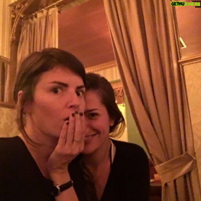 Natália Lage Instagram - A Marina é minha amiga mais antiga. A que ficou com mais força, assim, da infância. A gente diz pra todo mundo que é prima e nem explica, porque a relação é de família mesmo. Sua mãe é minha tia, suas irmãs são meu sangue e pronto. A gente tem aquele tipo de intimidade que existe a despeito até do convívio diário, das marés das vidas, dos momentos e das cidades.. Está lá, é nosso, intransferível e resgatável ao primeiro olhar. E eu olho pra ela com muito orgulho de ver como ela se tornou essa mulher forte, inteligente, situada, talentosa, engraçada, gata estilosa e dona de um coração gigante. A gente conhece e gosta de muita gente nessa vida mas sim, tem aqueles que estão na raiz da árvore que somos. Te amo eterno Ma ♥️ Feliz Aniversário 🎉🎈🎂