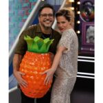 Natália Lage Instagram - No quadro Tv Teca do Caldeirão do Mion (que cara legal!) desse sábado - toda trabalhada no brilho dessa marca que eu amo que é a @pa_de_d 🤍 pra divulgar junto com a parceira @anabeatriznogueira_oficial, as últimas semanas de Sra.Klein no teatro das Artes🎭 venham! E aproveitando pra encontrar meu amigo de fé, irmão, camarada @luciomaurofilhooficial e tantas pessoas queridas ✨♥️🙌🏽 adorei