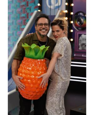 Natália Lage Instagram - No quadro Tv Teca do Caldeirão do Mion (que cara legal!) desse sábado - toda trabalhada no brilho dessa marca que eu amo que é a @pa_de_d 🤍 pra divulgar junto com a parceira @anabeatriznogueira_oficial, as últimas semanas de Sra.Klein no teatro das Artes🎭 venham! 
E aproveitando pra encontrar meu amigo de fé, irmão, camarada @luciomaurofilhooficial e tantas pessoas queridas ✨♥️🙌🏽 adorei