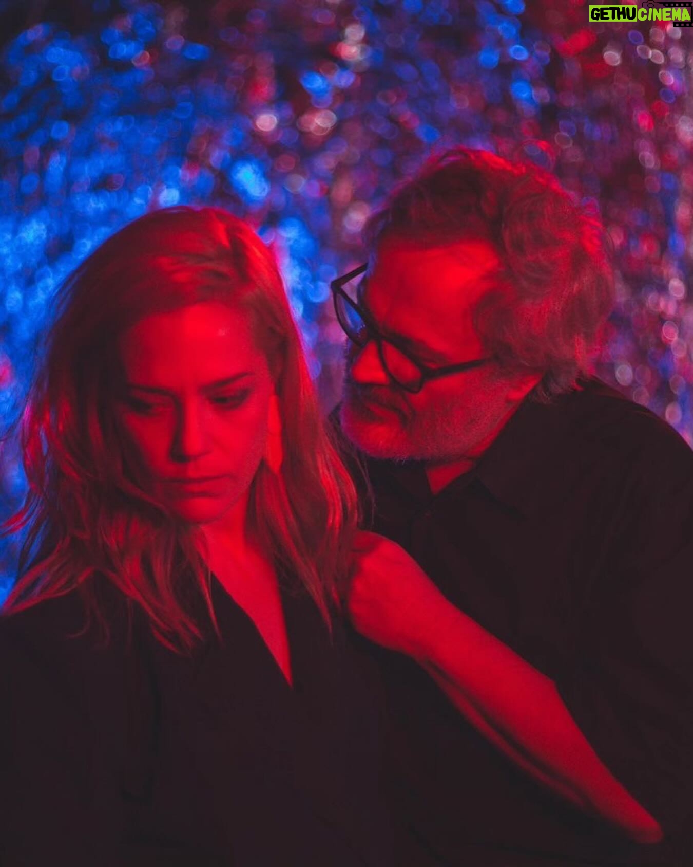 Natália Lage Instagram - Posted @withregram • @hotelberlim - DRAMATURGIAS // EP De Braços Abertos - Pessoal, a nossa série de TV DRAMATURGIAS irá estrear em março na @tvbrasil em data a ser confirmada. Estamos muito felizes com o resultado da série, que é composta por 13 episódios de 26 minutos, e deve ser exibida sempre às terças às 23h. Produzida pela Filmes com Saquê, DRAMATURGIAS recria trechos de peças clássicas do Teatro Brasileiro produzidas entre os anos 1940 e 1980. No elenco, 44 atores reinterpretam personagens clássicos da nossa dramaturgia. A série também traz entrevistas com encenadores, atores, dramaturgos, críticos e historiadores de teatro. Nas imagens acima, as fotos de still que a @denisepimenta_ fez do episódio “De Braços Abertos”. Em breve, mais detalhes sobre a estreia de DRAMATURGIAS! EP 11 DE BRAÇOS ABERTOS (texto) Maria Adelaide Amaral (elenco) @leonardomedeiros (Sérgio) @natalialage78 (Luísa) (equipe) Direção & Roteiro: Rodrigo Grota Assistente de Direção & Pesquisa: Roberta Takamatsu Produção Executiva: @peraroguilherme Direção de Fotografia: @lucas.barbi Direção de Arte: @monicadelfino.art Direção de Produção: @gabihusein Figurinos: @bab_doria Maquiagem: @dairaadelaide Som Direto: giovaninori1 Gaffer: @luiz_rossijr 1o Assistente de Fotografia: @guigmortean Montador, Continuísta, Logger & Finalização: @joaovitormoreno123 Assistente de Gaffer: @camilalcantaram 1o Assistente de Arte: victor.laffranchi Cenotécnico: @luizeduardopsls Assistente de Cenoténico: @pretinha.ca 2a Assistente de Arte: @luanazaia_ Assistente de Som Direto: @juu.gabriela 1a Assistente de Produção: mariavitoriaticiani 2o Assistente de Fotografia: @zerofotografo 2a Assistente de Produção: @thaipereira27 3a Assistente de Arte: @sofiabrunetto Coordenação de Pós Produção: Caio Cesaro Vinheta de Abertura, Lettering & Cartaz: @guilhermegerais Pós de Som: @felipyandrade, @caio.h.freitas, @otaviosantosfilm Pós de Imagem: @brunobaltarejo Acessibilidade: @visual.libras #dramaturgias #filmescomsaquê #teatrobrasileiro #londrina #debraçosabertos #mariaadelaideamaral #tvspublicas #tvbrasil #dramatugiabrasileira #rodrigogrota #natalialage #leonardomedeiros #fsatvspublicas #still
