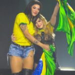 Natália Lage Instagram - Impressionante como a vida é mesmo esse jogo de contrastes… Salve Madonna (te amo) e Salve (literalmente) o Rio Grande do Sul. Tudo é política ♥️🙏🏽 Toda ajuda é válida