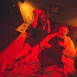 Natália Lage Instagram - Posted @withregram • @hotelberlim - DRAMATURGIAS // EP De Braços Abertos - Pessoal, a nossa série de TV DRAMATURGIAS irá estrear em março na @tvbrasil em data a ser confirmada. Estamos muito felizes com o resultado da série, que é composta por 13 episódios de 26 minutos, e deve ser exibida sempre às terças às 23h. Produzida pela Filmes com Saquê, DRAMATURGIAS recria trechos de peças clássicas do Teatro Brasileiro produzidas entre os anos 1940 e 1980. No elenco, 44 atores reinterpretam personagens clássicos da nossa dramaturgia. A série também traz entrevistas com encenadores, atores, dramaturgos, críticos e historiadores de teatro. Nas imagens acima, as fotos de still que a @denisepimenta_ fez do episódio “De Braços Abertos”. Em breve, mais detalhes sobre a estreia de DRAMATURGIAS! EP 11 DE BRAÇOS ABERTOS (texto) Maria Adelaide Amaral (elenco) @leonardomedeiros (Sérgio) @natalialage78 (Luísa) (equipe) Direção & Roteiro: Rodrigo Grota Assistente de Direção & Pesquisa: Roberta Takamatsu Produção Executiva: @peraroguilherme Direção de Fotografia: @lucas.barbi Direção de Arte: @monicadelfino.art Direção de Produção: @gabihusein Figurinos: @bab_doria Maquiagem: @dairaadelaide Som Direto: giovaninori1 Gaffer: @luiz_rossijr 1o Assistente de Fotografia: @guigmortean Montador, Continuísta, Logger & Finalização: @joaovitormoreno123 Assistente de Gaffer: @camilalcantaram 1o Assistente de Arte: victor.laffranchi Cenotécnico: @luizeduardopsls Assistente de Cenoténico: @pretinha.ca 2a Assistente de Arte: @luanazaia_ Assistente de Som Direto: @juu.gabriela 1a Assistente de Produção: mariavitoriaticiani 2o Assistente de Fotografia: @zerofotografo 2a Assistente de Produção: @thaipereira27 3a Assistente de Arte: @sofiabrunetto Coordenação de Pós Produção: Caio Cesaro Vinheta de Abertura, Lettering & Cartaz: @guilhermegerais Pós de Som: @felipyandrade, @caio.h.freitas, @otaviosantosfilm Pós de Imagem: @brunobaltarejo Acessibilidade: @visual.libras #dramaturgias #filmescomsaquê #teatrobrasileiro #londrina #debraçosabertos #mariaadelaideamaral #tvspublicas #tvbrasil #dramatugiabrasileira #rodrigogrota #natalialage #leonardomedeiros #fsatvspublicas #still