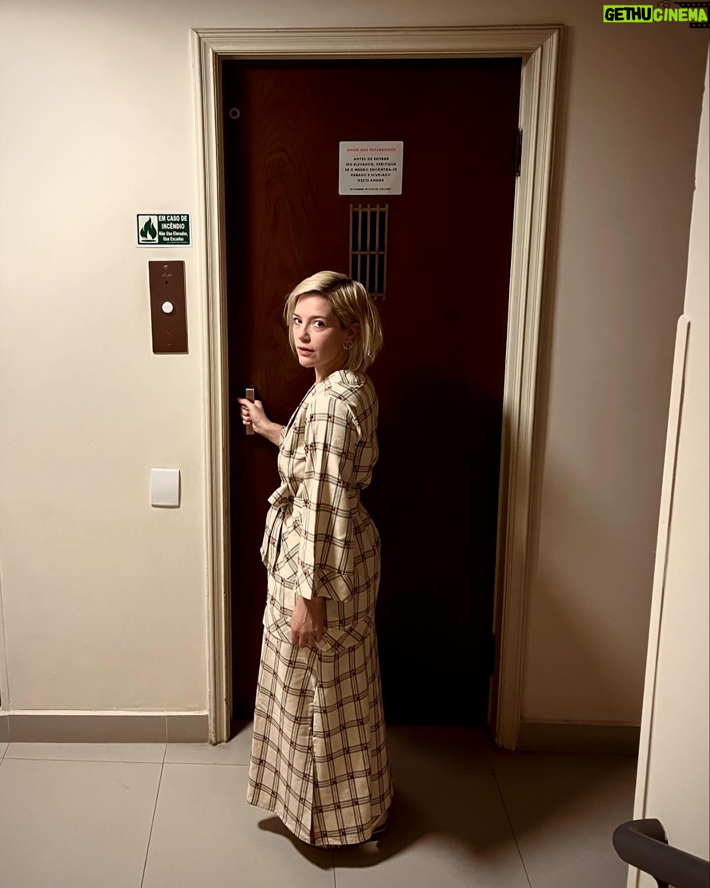Natália Lage Instagram - Segunda parte ✔️ pré estreia de “Domingo à noite” na @cinemateca.brasileira (que lugar incrível) filme lindo, muitos amigos, noite feliz… E dia 4 de abril entramos em circuito (venham!) num cinema perto de você. prestigiem o cinema nacional 🎥✨🎬🖤 styling: @gabimanoart (maravilhosa) ♥️✨ @marro.urb @mariana.aurea___ @cuff.jewelry @valentinatodafina gracias ✨